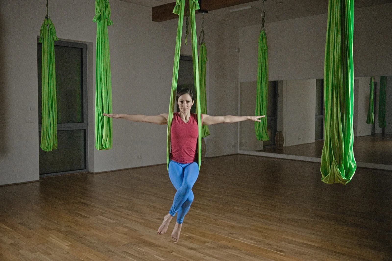 Anna Kasprzak-Chowaniec ćwiczy na hamaku w sali FlyAcro